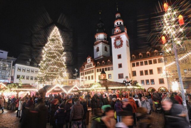 Nach drei Jahren endlich wieder Weihnachtsmarkt in Chemnitz - Chemnitzer Weihnachtsmarkt 2016 vorm Rathaus Markt. Foto: Andreas Seidel