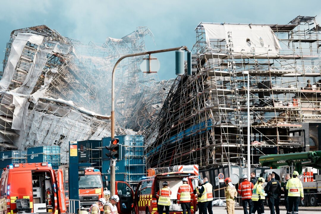 Nach Einsturz in Kopenhagen: Vorsichtige Rettungsversuche - Das Mauerwerk der ausgebrannten Hälfte der historischen Börse in Kopenhagen ist eingestürzt.