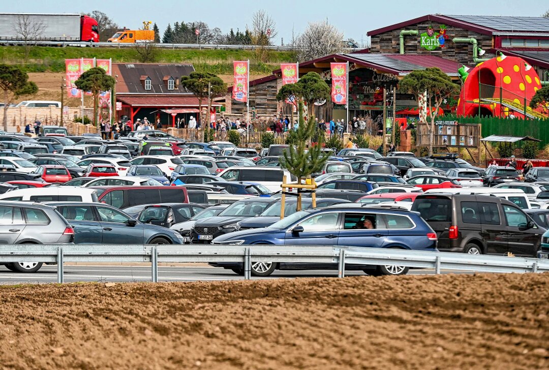 Nach Eröffnung von Karls Erlebnis-Dorf: Parkchaos rund um den Freizeitpark - Parkplatznot: Über 1.000 Stellplätze am Gewerbepark voll belegt. Foto: EHL Media