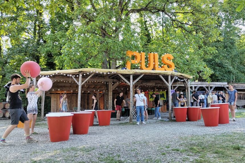 Nach Festivalabbruch: Alles anders beim Puls Open Air 2023? - Beerpong auf der Spielwiese. Foto: Vanessa Schwarzer