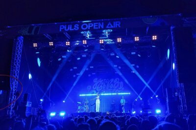 Nach Festivalabbruch: Alles anders beim Puls Open Air 2023? - Nina Chuba spielte in der vollen Arena. Foto: Vanessa Schwarzer