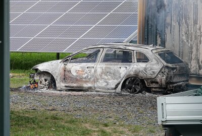 Nach Feuer in Siliziumspeicher: Ermittlungen wegen Brandstiftung - Das Auto des Techniker ist ebenfalls in Brand geraten. Foto: Roland Halkasch