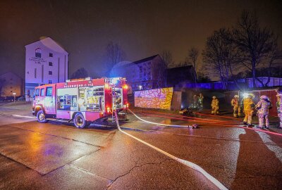 Nach Garagenbrand in Limbach-Oberfrohna: Polizei sucht Zeugen - Einsatz der Feuerwehr in Limbach-Oberfrohna. Foto :Andreas Kretschel