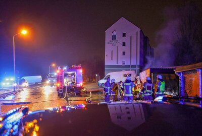 Nach Garagenbrand in Limbach-Oberfrohna: Polizei sucht Zeugen - Einsatz der Feuerwehr in Limbach-Oberfrohna. Foto: Andreas Kretschel