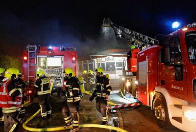 Nach Großbrand in Autohandel: Zweistelliger Millionenschaden entstanden - Am 1. Januar um 2 Uhr wurde die Berufsfeuerwehr Chemnitz zusammen mit der Freiwilligen Feuerwehr zu einem Großbrand in der Hofer Straße, OT Mittelbach, alarmiert. Foto: Harry Härtel