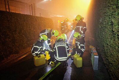 Nach Großbrand in Autohandel: Zweistelliger Millionenschaden entstanden - Am 1. Januar um 2 Uhr wurde die Berufsfeuerwehr Chemnitz zusammen mit der Freiwilligen Feuerwehr zu einem Großbrand in der Hofer Straße, OT Mittelbach, alarmiert. Foto: Harry Härtel