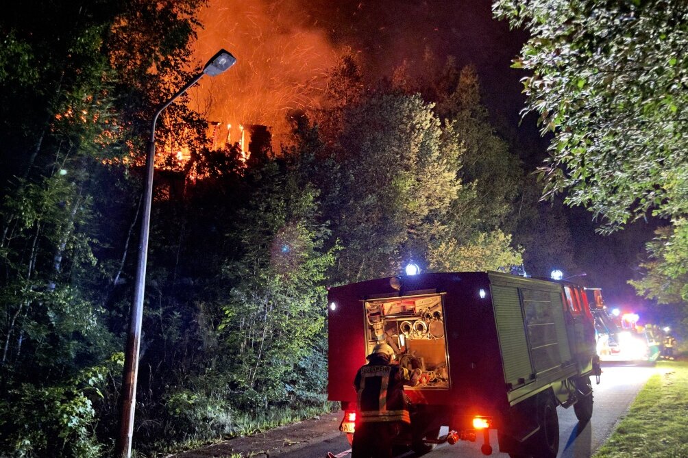 Nach Großbrand in Lößnitz: War es Brandstiftung? - Gestern Abend wurden mehrere Feuerwehren zu einem brennenden Objekt in Lößnitz gerufen. Foto: Daniel Unger