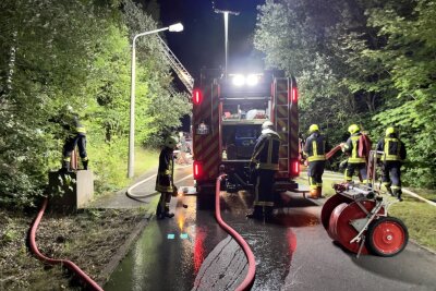 Nach Großbrand in Lößnitz: War es Brandstiftung? - Gestern Abend wurden mehrere Feuerwehren zu einem brennenden Objekt in Lößnitz gerufen. Foto: Daniel Unger