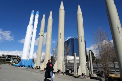 Nach Irans Großangriff: Schlägt Israel zurück? - Im Iran produzierte Raketen und Satellitenträger.