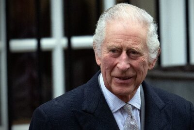 Nach König Charles' Krebs-Diagnose: Prinz Harry reist nach London - Der Buckingham Palast gab bekannt, dass bei König Charles III. Krebs festgestellt worden ist. Er soll bereits mit den Behandlungen begonnen haben.