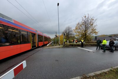 Nach kompliziertem Transport: Chemnitzer Weihnachtsbaum hat sein Ziel erreicht - Warten am Bahnübergang.  