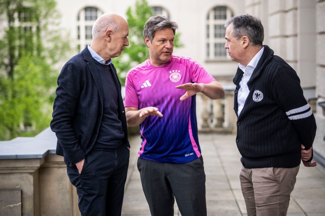 Nach Kritik: Habeck trifft DFB-Bosse im pinken Trikot - Vizekanzler Robert Habeck (M.) traf sich mit DFB-Präsident Bernd Neuendorf (l) und DFB-Geschäftsführer Andreas Rettig.