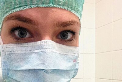 Nach Lebertumor: Wie eine junge Mittelsächsin sich den Traum erfüllte, Ärztin zu werden - Franziska Hösel in "Arbeitsmontur". Foto: privat