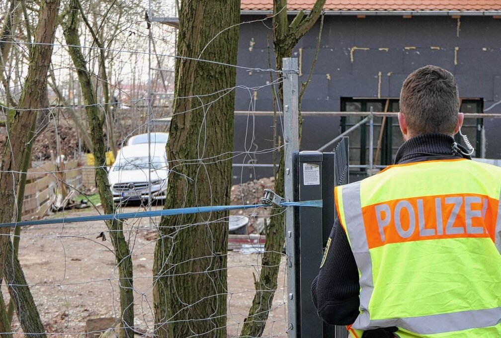 Nach Leichenfund in Bad Lausick: Bahnstrecke wieder freigegeben - Polizei findet eine Leiche in Bad Lausick. Foto: Sören Müller