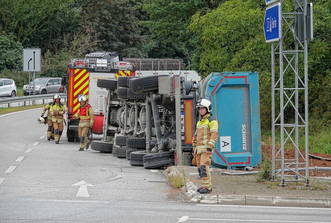 Nach LKW-Unfall auf der A4: Teile der Fahrbahn beschädigt - Beim Auffahren auf die Autobahn ist ein LKW ins Schleudern und umgekippt. Foto: Roland Halkasch