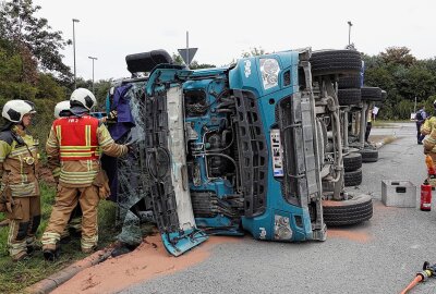 Nach LKW-Unfall auf der A4: Teile der Fahrbahn beschädigt - Beim Auffahren auf die Autobahn ist ein LKW ins Schleudern und umgekippt. Foto: Roland Halkasch