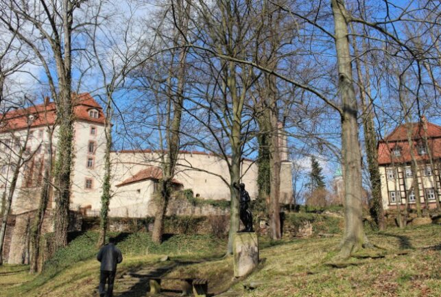 Nach mehreren Jahren: Ostermarkt auf Schloss Wolkenburg - Im Schlosspark gibt es Figuren in Eisenkunstguss zu sehen. Foto: A. Büchner