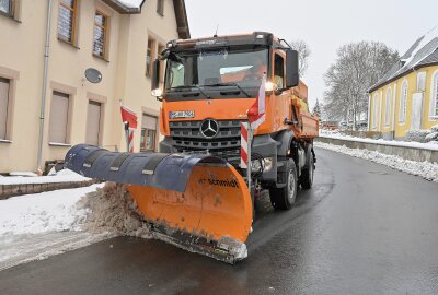 Nach monatelanger Sperrung: Hier rollt der Verkehr wieder im Erzgebirge - Vor der Freigabe der B169 ist Schnee beseitigt worden. Foto: Ralf Wendland