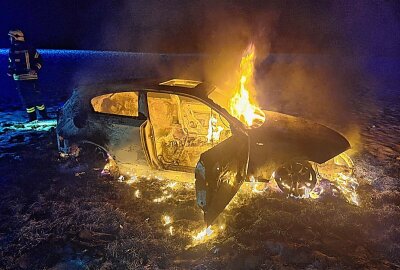 Nach PKW-Brand auf Feld in Lichtenau: Fahrzeug wurde in Chemnitz gestohlen - Brand in Merzdorf: PKW auf Feld vollständig ausgebrannt. Foto: Harry Härtel
