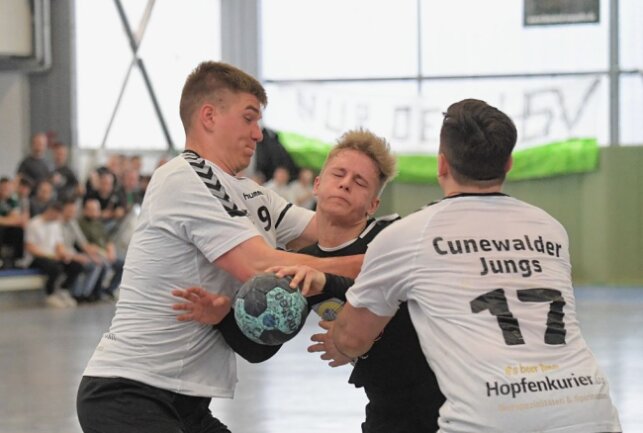Nach Pleite in Dresden: HSV Zwönitz bereitet sich auf Hoyerswerda vor - Die HSV-Männer, am Ball Tom Anger im letzten Heimspiel gegen Cunewalde, spielen als nächstes zuhause gegen den LHV Hoyerswerda. Foto: Ralf Wendland