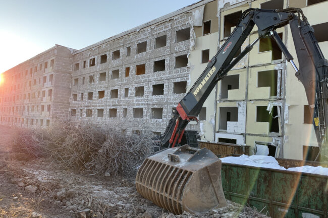 Nach Protesten: Wohnblock in Meerane wird abgerissen - Seit ein paar Tagen haben nun haben die Bagger begonnen, den Plattenbau abzutragen.