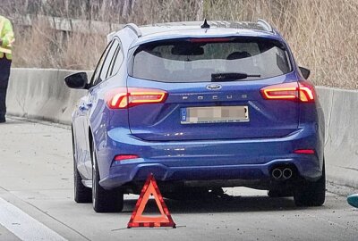 Nach Reifenplatzer: Drei Autos kollidierten mit LKW-Reifen - Bild vom Unfallort. Foto: Harry Härtel