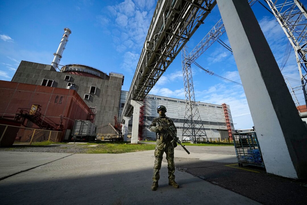 Nach russischem Angriff: Schäden an Stromsystem der Ukraine - Ein russischer Soldat bewacht im Mai 2022 einen Bereich des Kernkraftwerks Saporischschja: Derzeit kommt der Strom hier über eine Ersatzleitung.