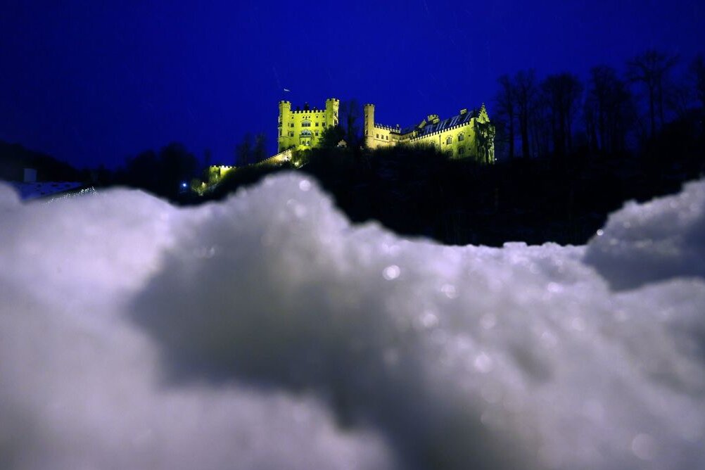 Das Schloss Hohenschwangau am frühen Sonntagmorgen hinter aufgehäuftem Schnee.