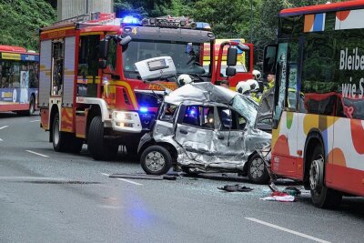 Nach schwerem Crash mit Linienbus: 21-Jährige verstorben - Am Montag kam es auf der Tharandter Starße zu einem Unfall. Foto: Roland Halkasch