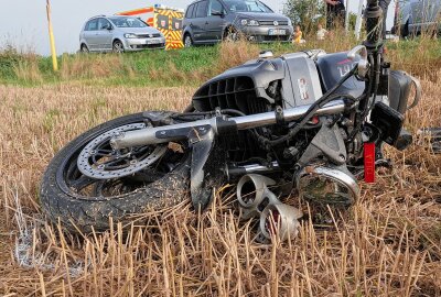 Nach schwerem Crash: Motorradfahrer im Krankenhaus verstorben - Am Freitagmorgen ist es in Coswig zu einem schweren Verkehrsunfall gekommen, bei dem ein Motorradfahrer sogar reanimiert werden musste. Foto: Roland Halkasch