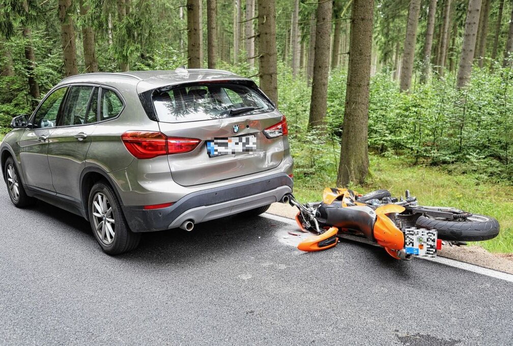 Nach schweren Crash bei Eibenstock: Fahrer ohne gültigen Führerschein involviert - Ein Motorradfahrer fuhr auf einen PKW auf. Foto: Niko Mutschmann