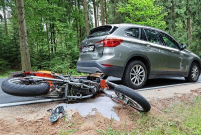 Nach schweren Crash bei Eibenstock: Fahrer ohne gültigen Führerschein involviert - Ein Motorradfahrer fuhr auf einen PKW auf. Foto: Niko Mutschmann