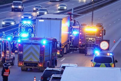 Nach schweren Unfall auf der A4: 61-Jähriger verstirbt im Krankenhaus - Kurz nach der Ausfahrt Wilsdruff verlor der Fahrer eines PKW Audi die Kontrolle über seinen Wagen. Foto: Roland Halkasch