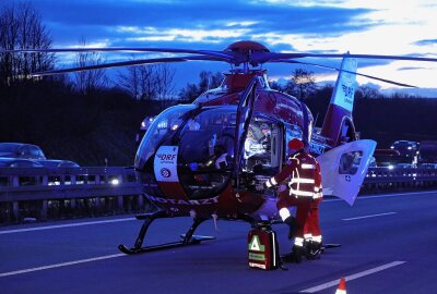 Nach schweren Unfall auf der A4: 61-Jähriger verstirbt im Krankenhaus - Der Verletzte wurde mit dem Rettungshubschrauber "Christoph 38" ins Krankenhaus geflogen. Foto: Roland Halkasch