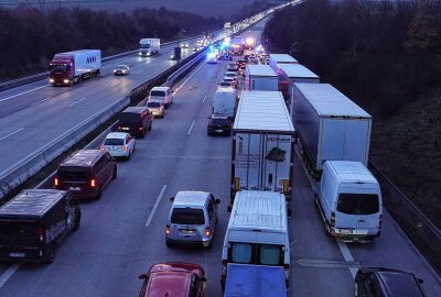 Nach schweren Unfall auf der A4: 61-Jähriger verstirbt im Krankenhaus - Die Autobahn war in Richtung Chemnitz gesperrt. Es bildete sich ein zirka 10 Kilometer langer Stau. Foto: Roland Halkasch