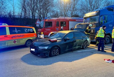 Nach schweren Unfall auf der A4: 61-Jähriger verstirbt im Krankenhaus -  Der Audi prallte wohl in die Mittelleitplanke und blieb dann auf der mittleren Fahrspur stehen. Foto: Roland Halkasch
