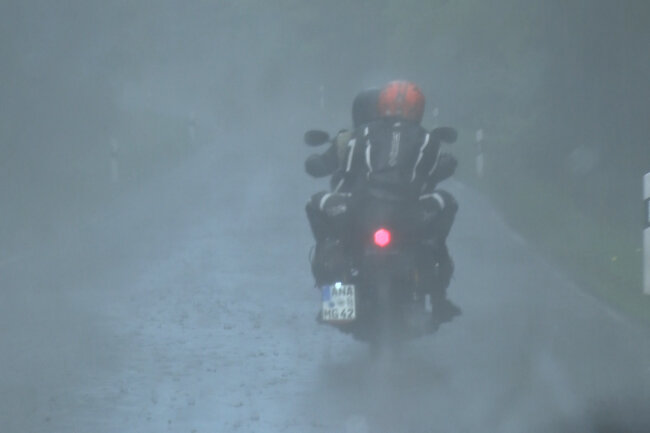 Die Motorradfaher wurden ungewollt kalt geduscht.