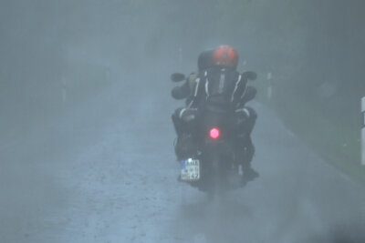 Nach Sonnenschein: Gewitter und Hagel im Erzgebirge - Die Motorradfaher wurden ungewollt kalt geduscht.