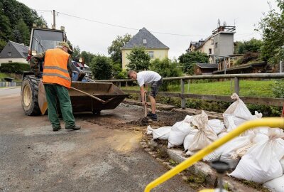 Nach Sturzflut in Steinbach: Vermisste Person leblos aufgefunden - Nach der Sturmflut kehrte nun etwas Ruhe in Steinbach ein und es wird aufgeräumt. Foto: B&S/Ronny Küttner
