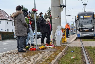 Nach tödlichem Verkehrsunfall in Leipzig: Ermittlungen abgeschlossen - Menschen trauern um die Opfer des Vorfalls. Foto: Anke Brod/Archiv