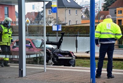 Nach tödlichem Verkehrsunfall in Leipzig: Ermittlungen abgeschlossen - Das Auto wurde stark beschädigt. Foto: Anke Brod/Archiv