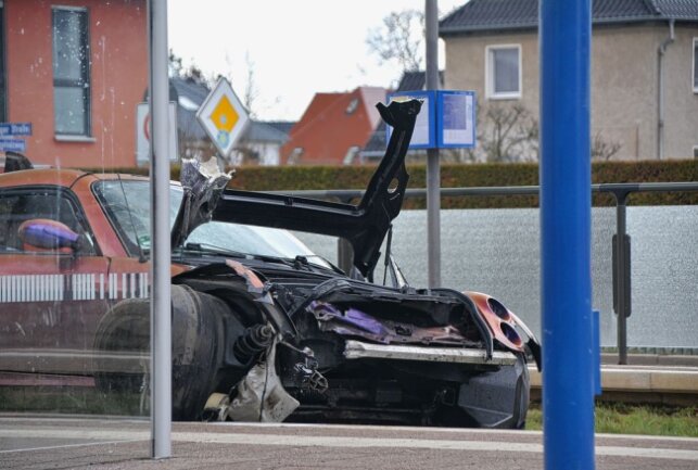 Das Auto wurde stark beschädigt. Foto: Anke Brod/Archiv
