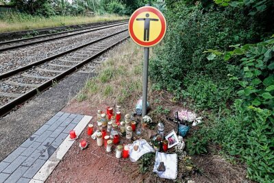 Nach tödlichem Zugunfall in Wittgensdorf: Mehrere Warnschilder aufgehängt - Am Donnerstag, 23. Juni 2022, starb ein 17-jähriger Schüler beim Überqueren der Bahngleise in Wittgensdorf. Foto: Harry Härtel