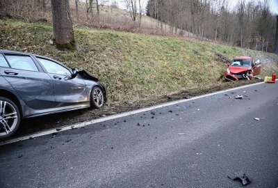 Nach Unfall auf B101 in Schwarzenberg: Drei Schwerverletzte - Es ereignete sich ein Unfall in Schwarzenberg. Foto: Niko Mutschmann
