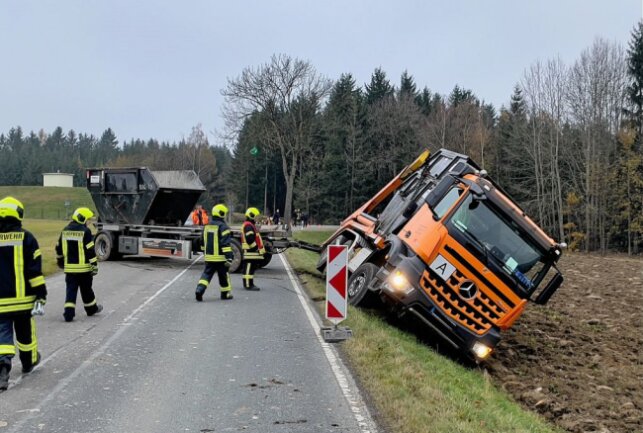 Landstraße in Lößnitz vollgesperrt: LKW droht zu kippen. Foto: Daniel Unger