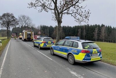 Nach Unfall in Grüna: Verunfallter LKW wird von 300-Tonner geborgen - Landstraße in Lößnitz vollgesperrt: LKW droht zu kippen. Foto: Daniel Unger