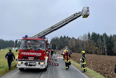 Nach Unfall in Grüna: Verunfallter LKW wird von 300-Tonner geborgen - Landstraße in Lößnitz vollgesperrt: LKW droht zu kippen. Foto: Daniel Unger