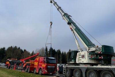 Nach Unfall in Grüna: Verunfallter LKW wird von 300-Tonner geborgen - Die Bergung des LKWs ist in vollem Gange. 