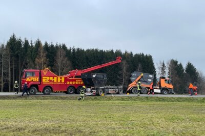 Nach Unfall in Grüna: Verunfallter LKW wird von 300-Tonner geborgen - Die Bergung des LKWs ist in vollem Gange. 