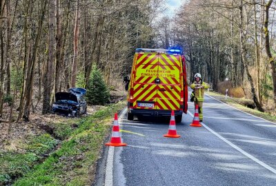 Nach Unfall in Sachsen: Fahrer ignoriert Absperrung, fährt Feuerwehrmann an und flüchtet - PKW kommt auf S140 von Fahrbahn ab. Foto: xcitepress